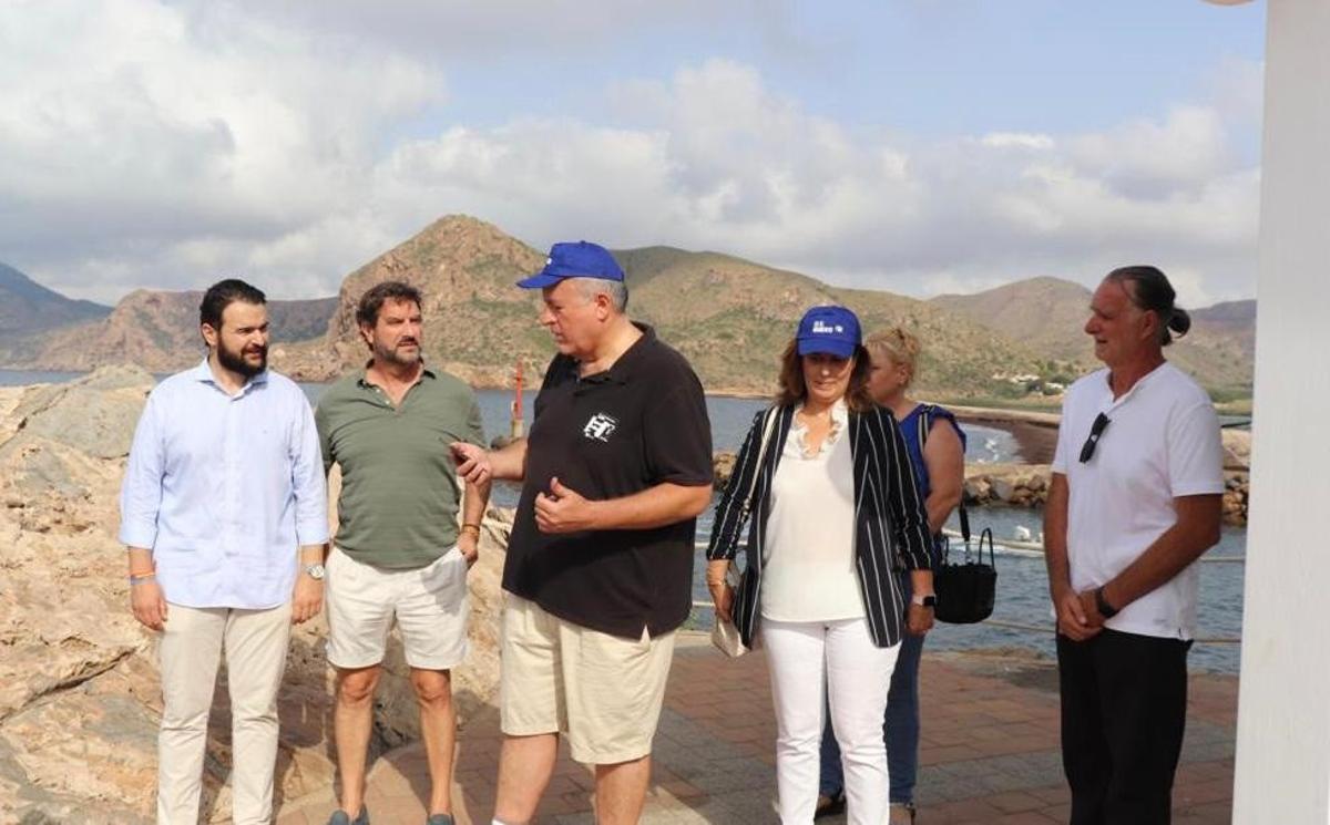 Bernabé visita, junto con los candidatos al Congreso de los Diputados, Juan Luis Pedreño y Carmen María Zamora, y el alcalde de La Unión, Joaquín Zapata, la bahía de Portmán.