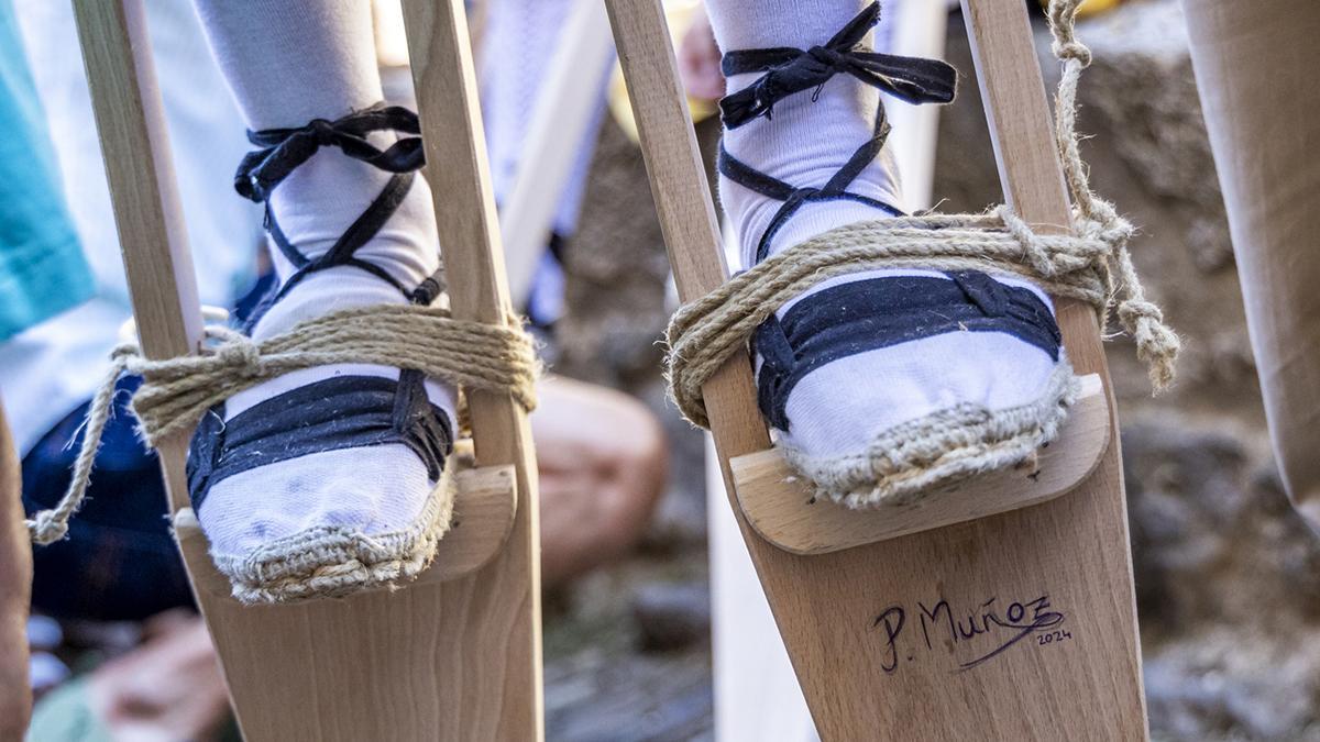Los danzadores de Anguiano se lanzan por una empinada cuesta sobre zancos de madera en una de las tradiciones más singulares de La Rioja.