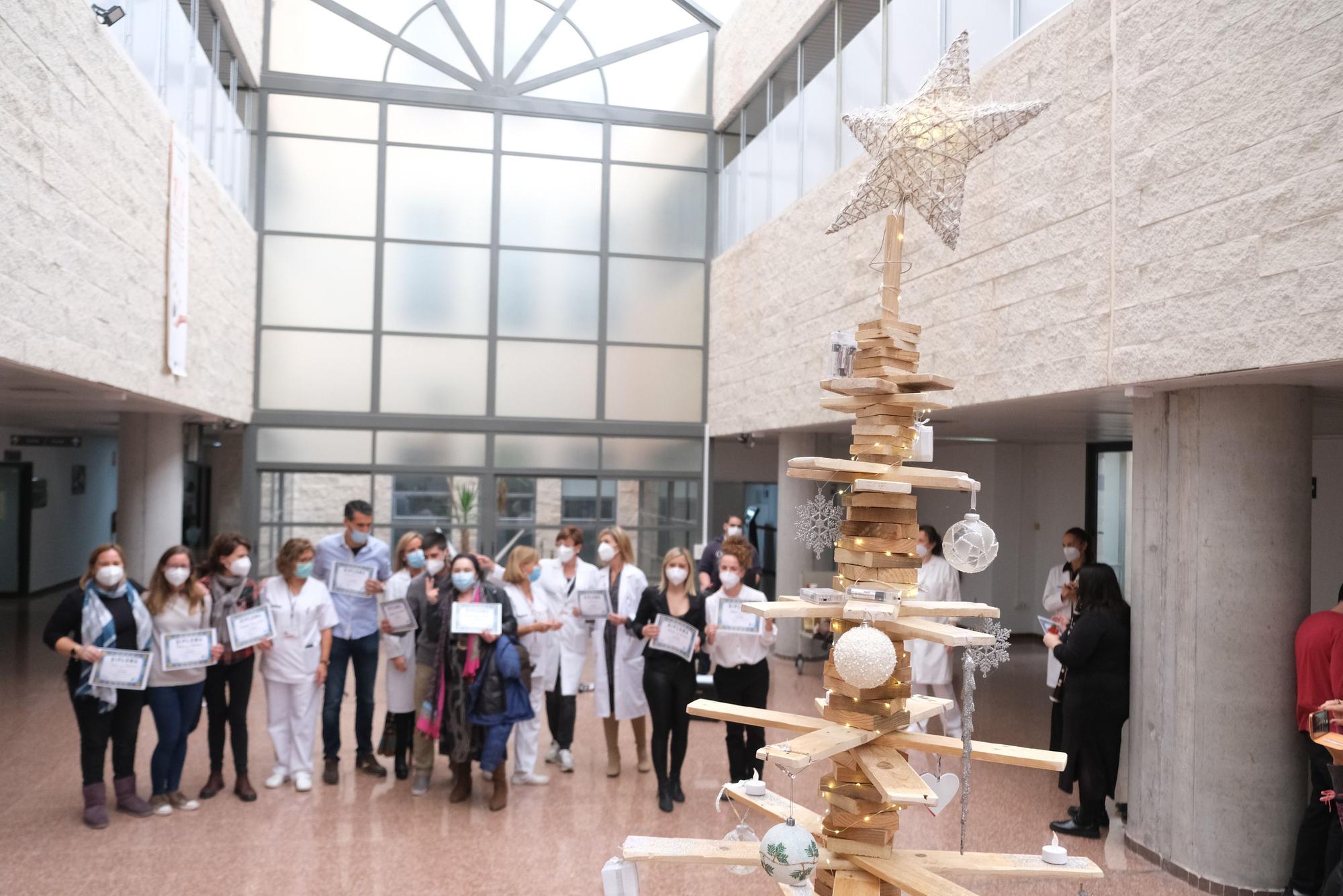 Los alumnos del CIFP Canastell protagonistas del acto de encendido del árbol de Navidad del Hospital de San Juan