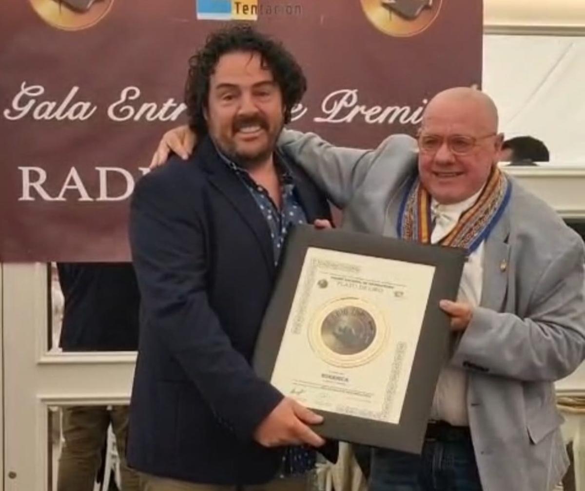 Ramón Menéndez, del restaurante Guernica, recoge el "Plato de Oro" junto a Carlos Martínez Guardado.