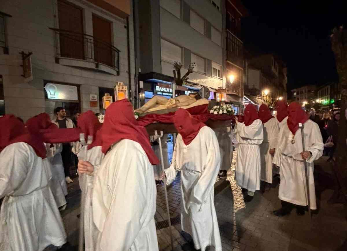 En imágenes: Así fue la procesión de La Soledad, en Cangas de Onís En imágenes: Así fue la procesión de La Soledad, en Cangas de Onís