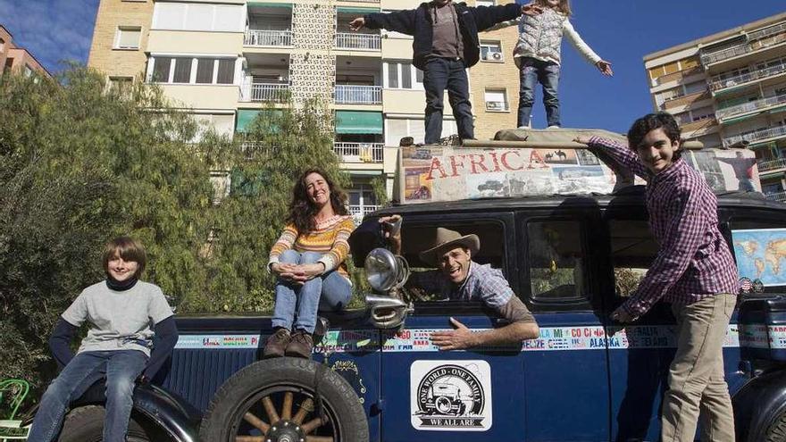 Un coche de 1928 es el compañero de viaje de la pareja y sus cuatro hijos por todo el mundo.