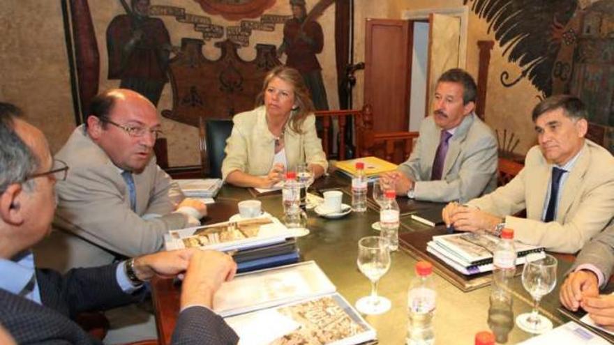Muñoz se reunió con representantes de Fomento.