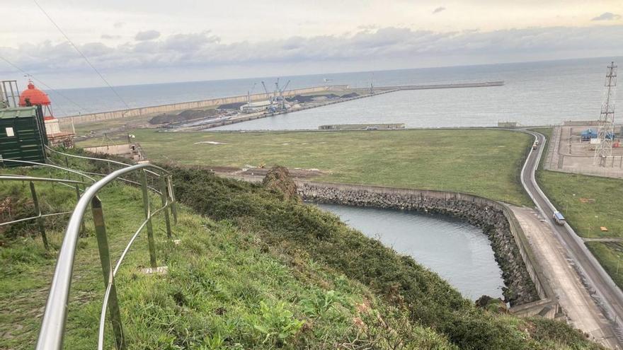 Al fondo, vista del Muelle Norte de la ampliación El Musel, y en el centro de la imagen, la explanada que también solicita Umicore, ayer por la mañana.