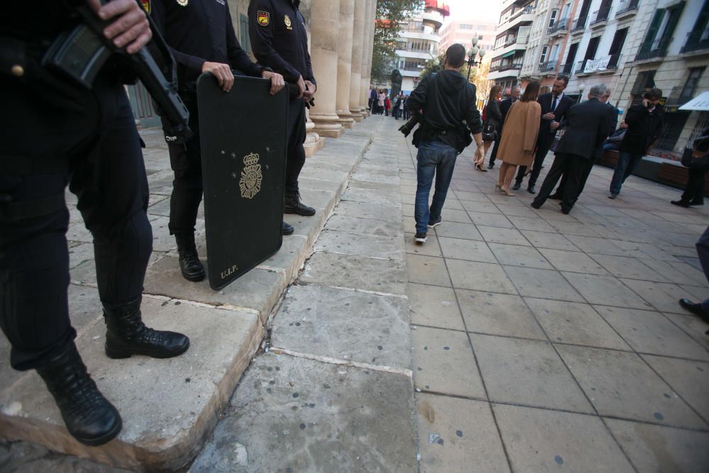 La Generalitat en pleno celebra en Alicante las cuatro décadas de la Carta Magna con un acto institucional en el Teatro Principal que llega en medio de los ataques al modelo territorial y de la alerta ultra.