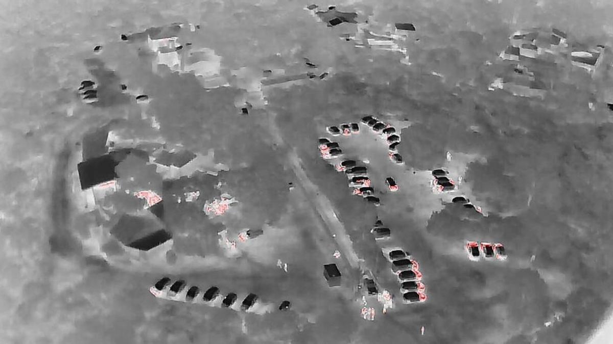 Imagen tomada esta pasada noche y madrugada con la cámara térmica del dron de la discoteca y de su aparcamiento