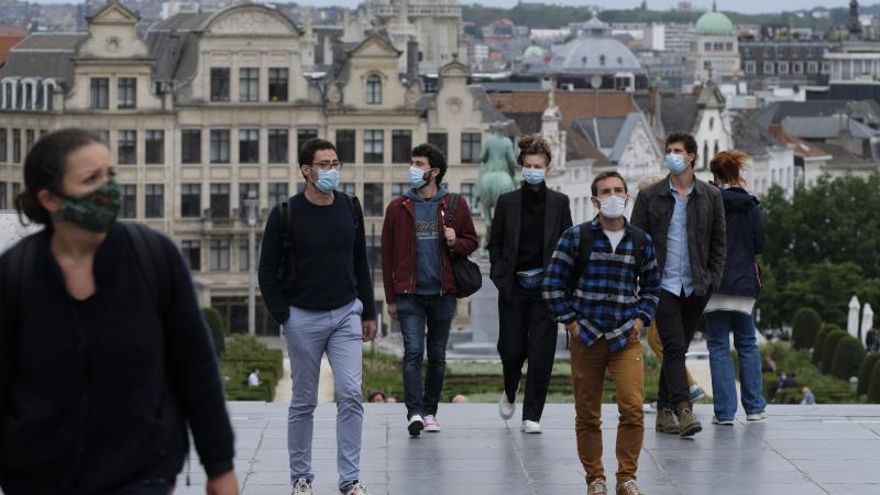 Bruselas cierra bares y cafés durante un mes ante ante la explosión de casos de COVID. Bruselas cierra bares y cafés durante un mes ante ante la explosión de casos de COVID.
