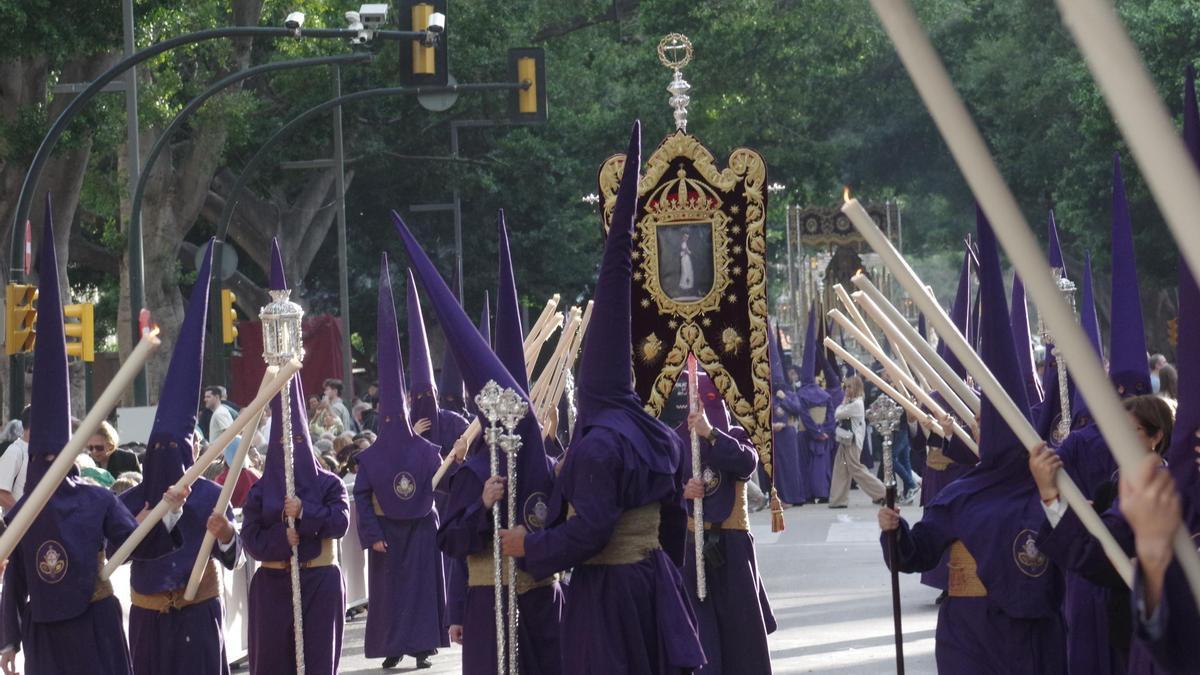Nazarenos de la Virgen del Amor Doloroso, este Lunes Santo de 2025 por la Alameda.