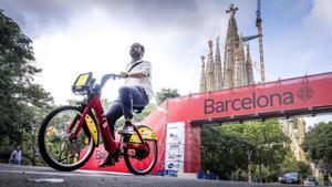 Un usuario del Bicing circula por delante de la Sagrada Familia