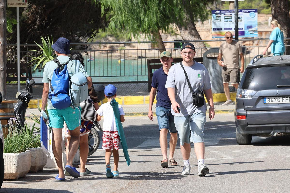 Turistas pasean por la carretera Vénda de Portinatx