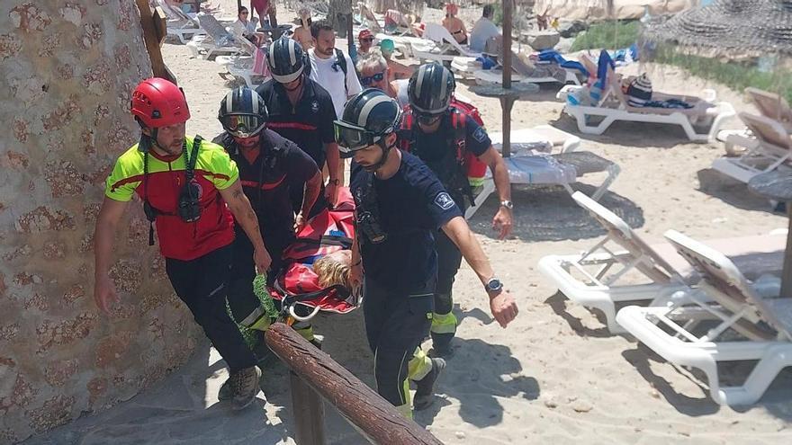 Complicado rescate en sa Pedrera de Cala d'Hort: evacuada por mar tras torcerse un tobillo mientras hacía senderismo
