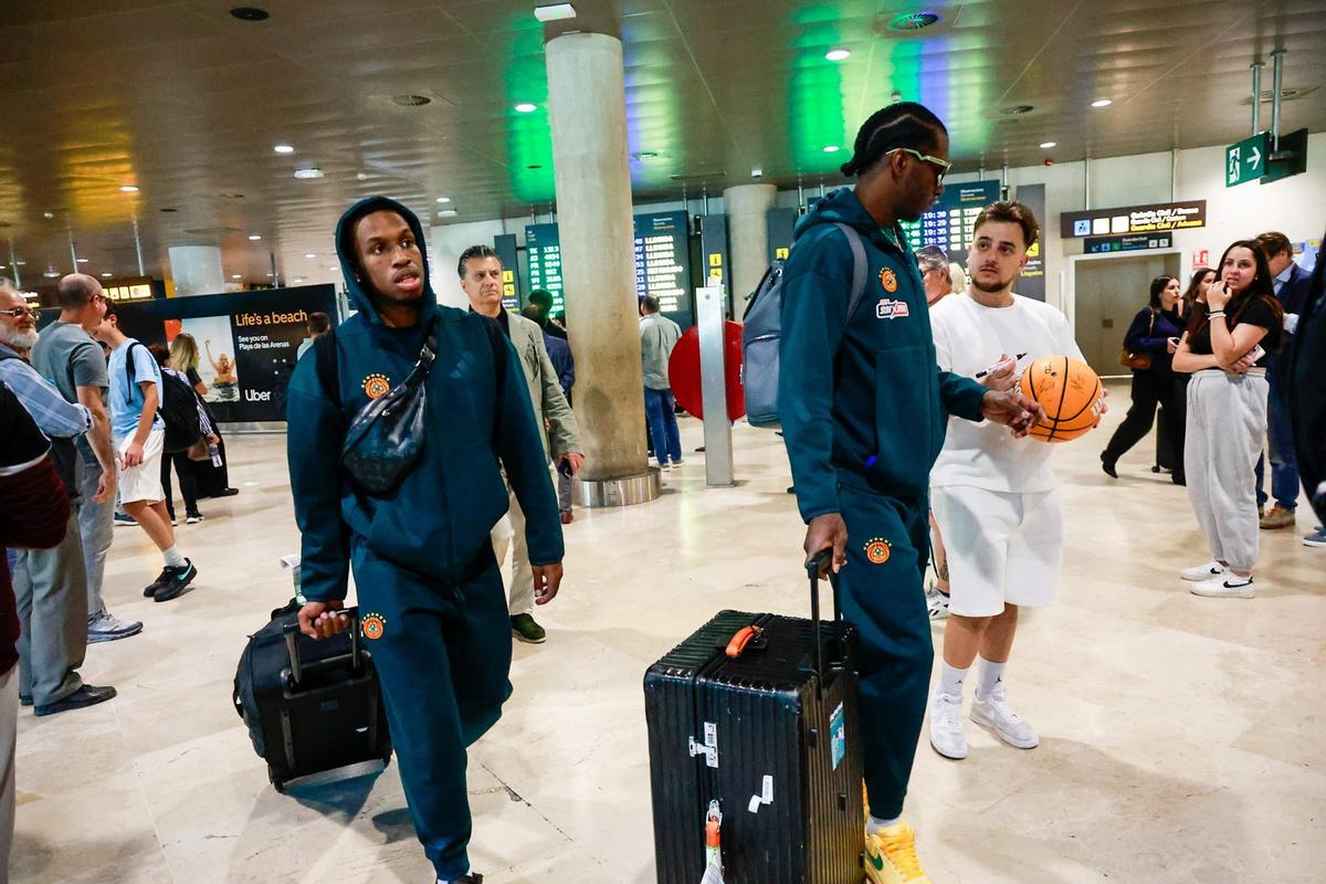 Los jugadores del Panathinaikos, a su llegada al aeropuerto de Manises.