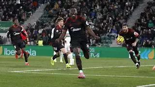 Akor Adams frena la caída del Sevilla y castiga las dudas del Elche