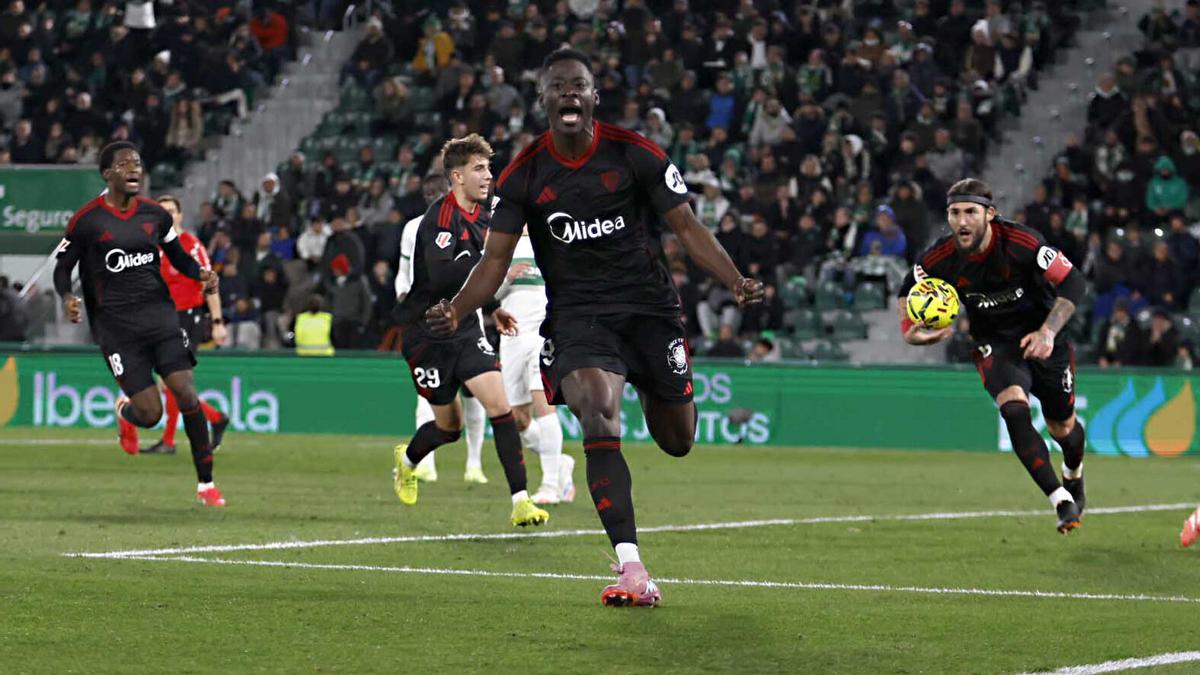 El delantero del Sevilla Akor Adams celebra tras marcar el segundo gol ante el Elche, durante el partido de LaLiga EA Sports que Elche CF y Sevilla FC disputan este lunes en el estadio Martínez Valero. EFE/Pablo Miranzo. (Elche) (Sevilla) Sustituye texto y una foto y agrega otra