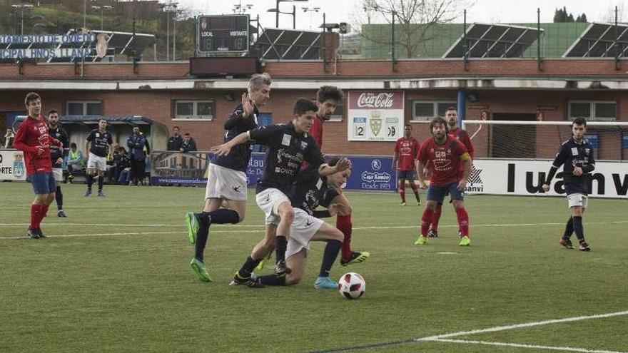 Una acción del partido entre el Astur y el Vallobín.