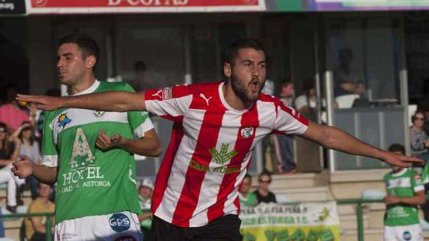 Gavilán celebra un gol ante el Atlético Astorga, en el encuentro de ida.