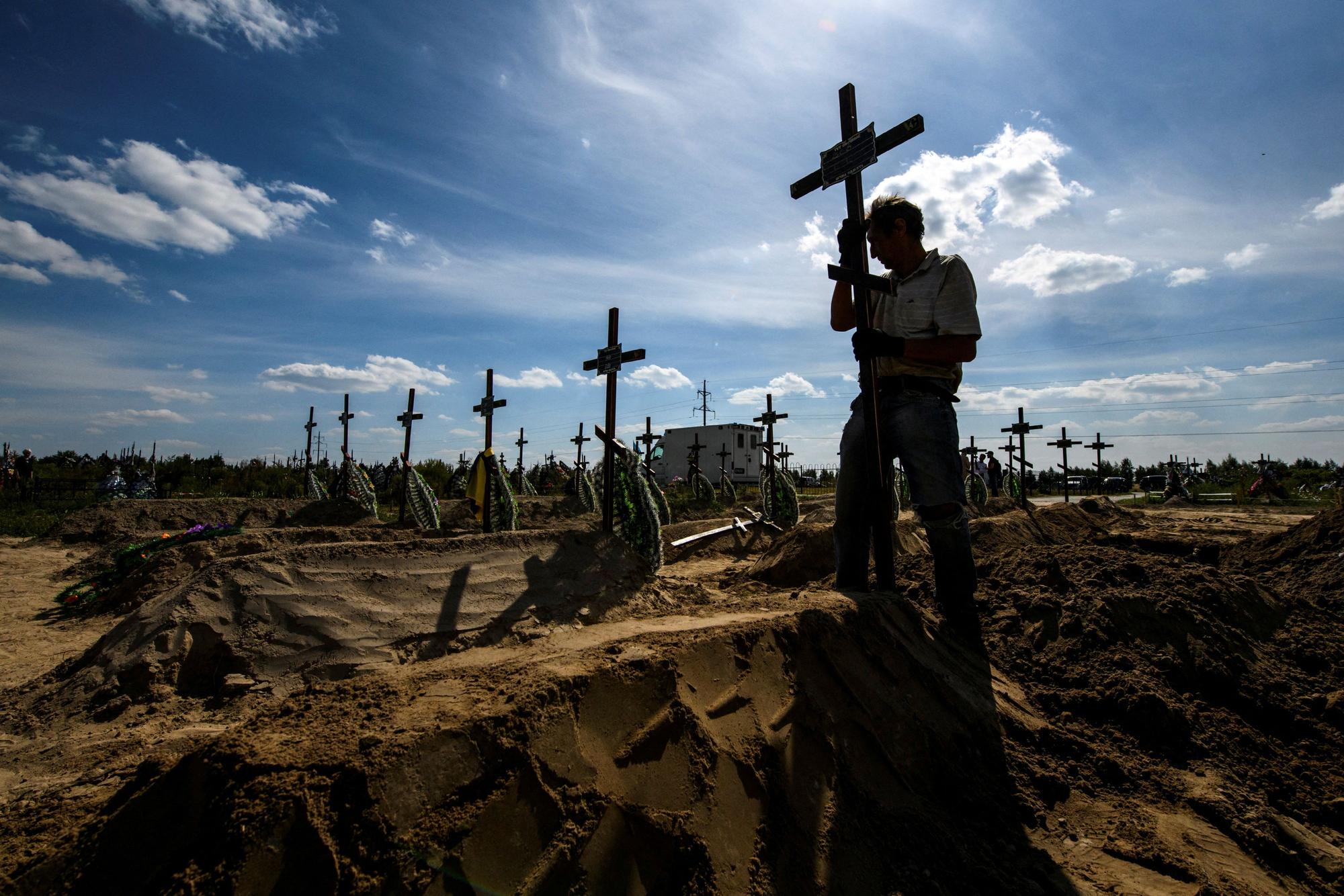 Mass burial of unide (155349590).jpg