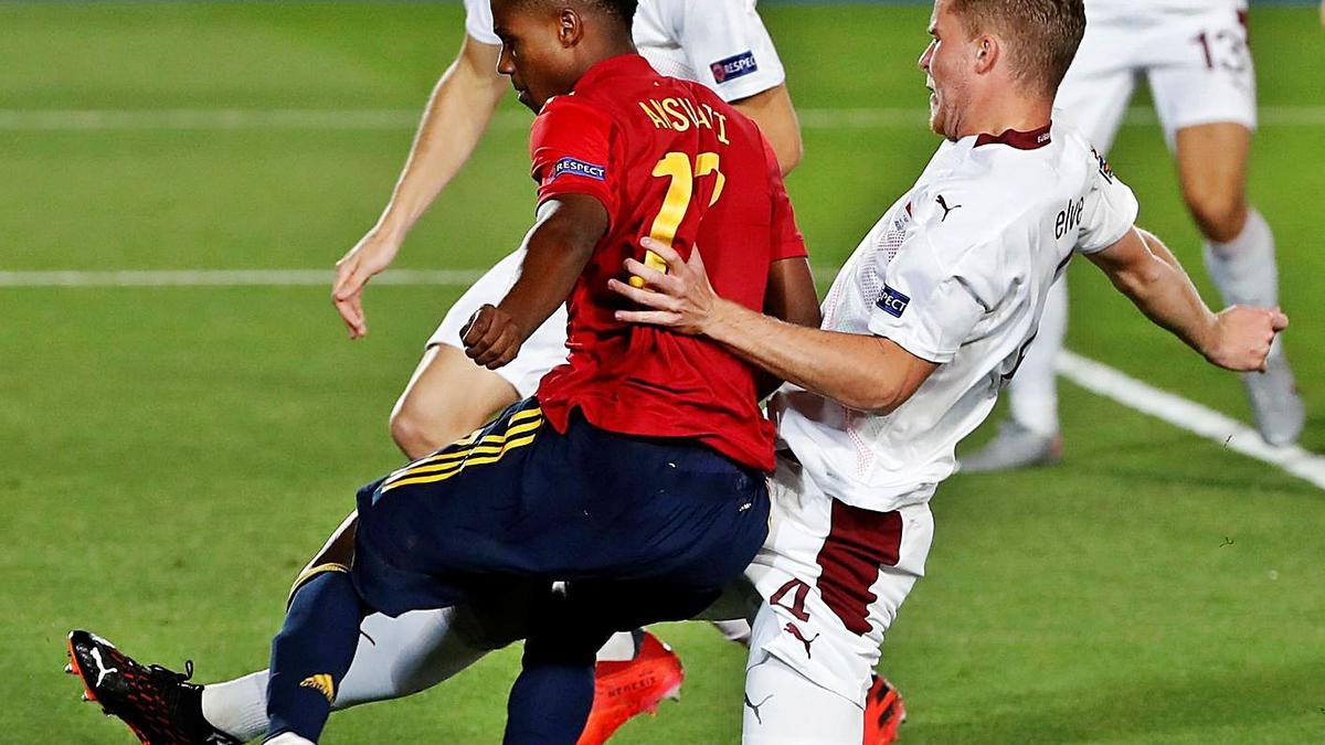 Ansu Fati intenta golpear el balón ante el defensa de Suiza, Nico Elvedi. / EFE/Chema Moya