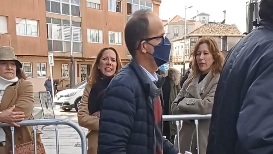 La madre y las hermanas de Déborah Fernández estuvieron presentes en la llegada y en la salida de su expareja del juzgado de Tui donde prestó declaración como investigado.