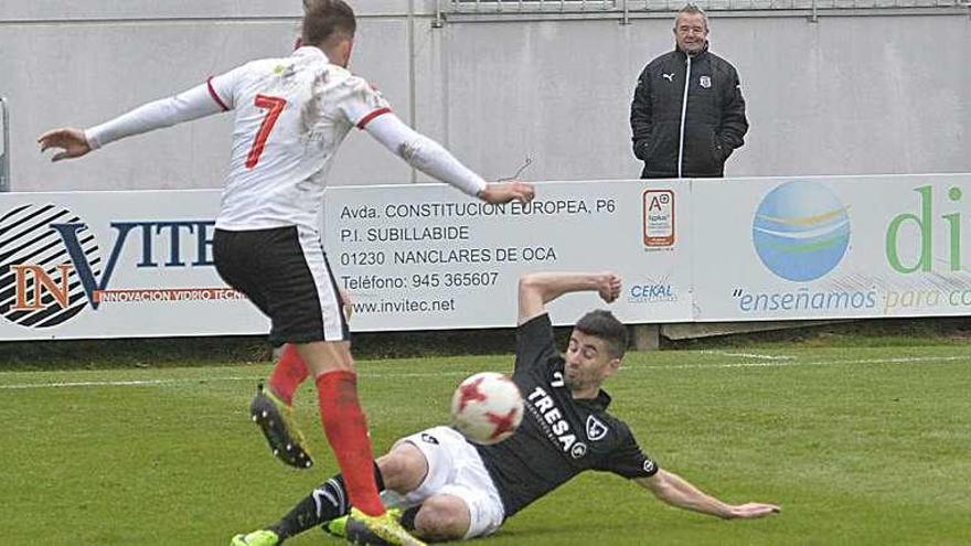 Nacho López corta el avance de un jugador rival.