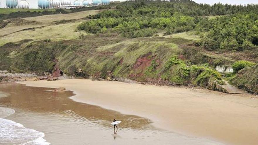 El alto de Aboño, entre la playa de Xivares, en primer término, y la Campa Torres, al fondo.