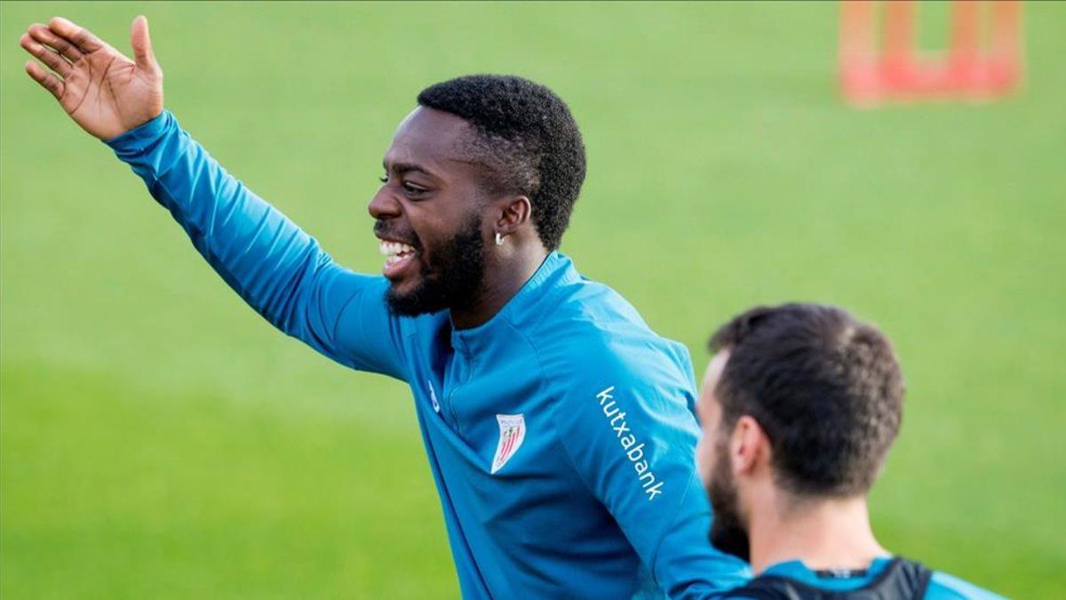 Iñaki Williams bromea durante el entrenamiento que el Athletic de Bilbao en sus instalaciones de Lezama (Bizkaia)