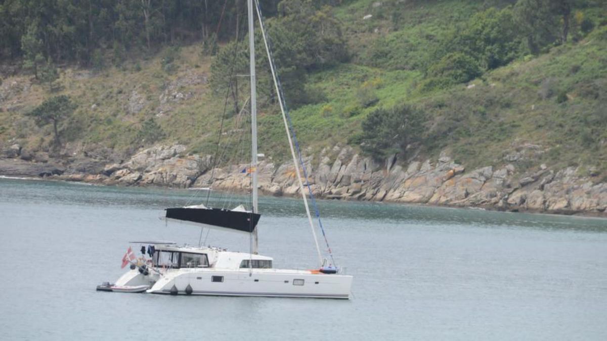 El catamarán “Chiquita”, fondeado ayer en Barra.   | // GONZALO NÚÑEZ