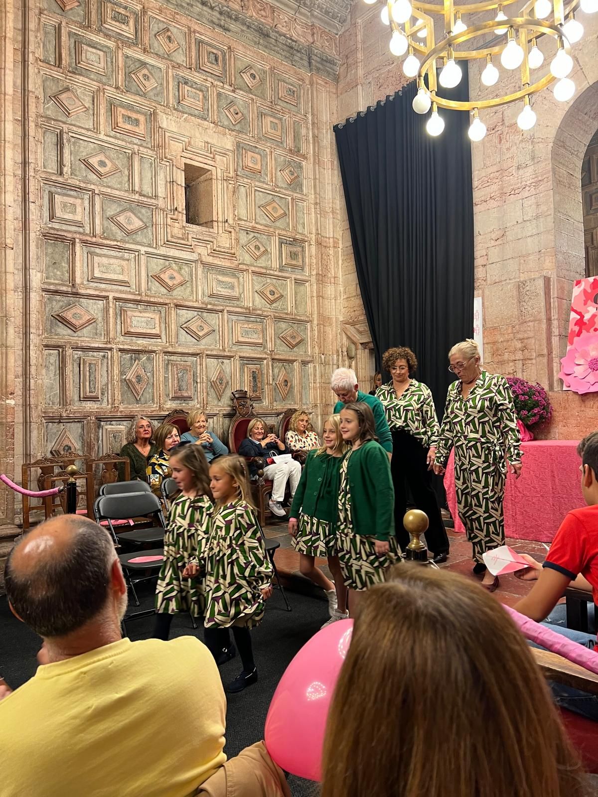 El desfile de moda solidario de Grado, en imágenes