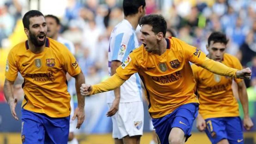 El argentino Messi celebra el segundo gol del Barcelona en La Rosaleda junto a sus compañeros de equipo Arda Turan y Munir.