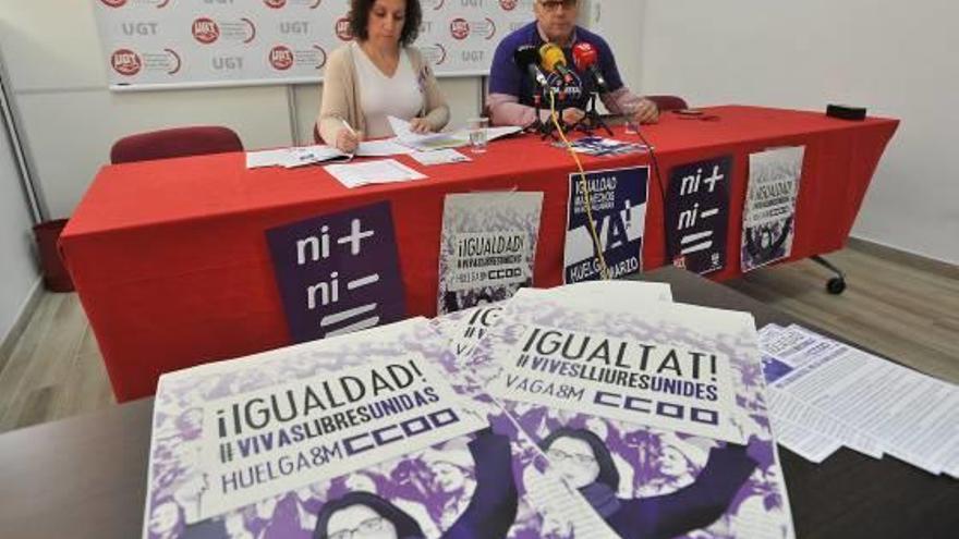 Carmen Palomar, de CC OO, e Ismael Senent, de UGT, ayer durante su reivindicación conjunta.