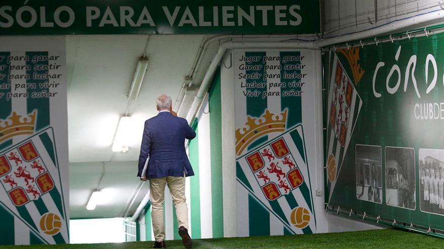 Miguel Valenzuela sale por el túnel de vestuarios tras anunciar su adiós al Córdoba CF, este miércoles.