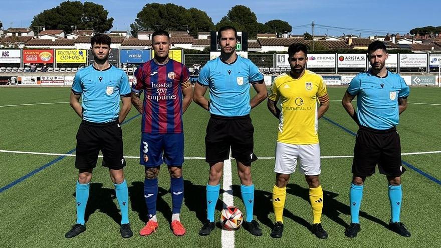 Els capitans de l'Escala i el Castelldefels amb la tripleta arbitral