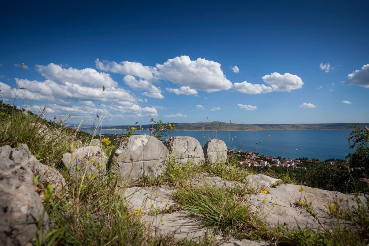 Hacer trekking por curiosos monumentos funerarios