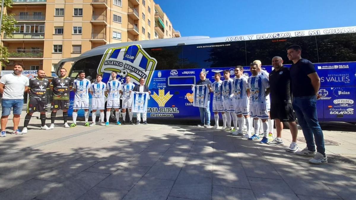 El equipo blanquiazul posando con el autocar en el que recorrerán España durante la temporada. | LOZ