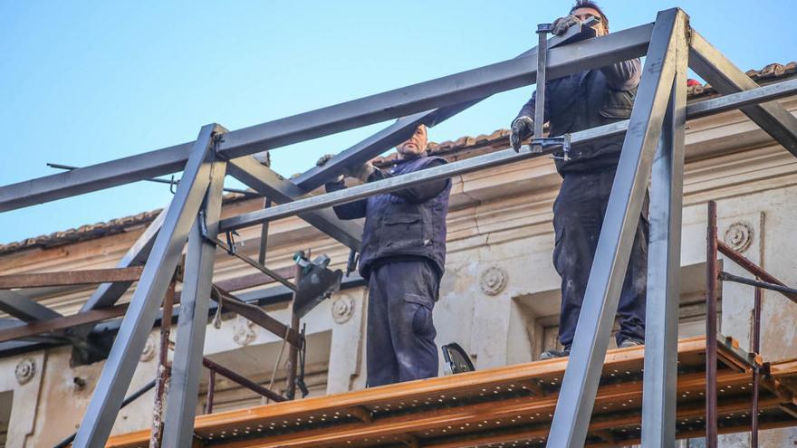 Andamio de consolidación de la fachada de la Posada del Parejo en Torrevieja