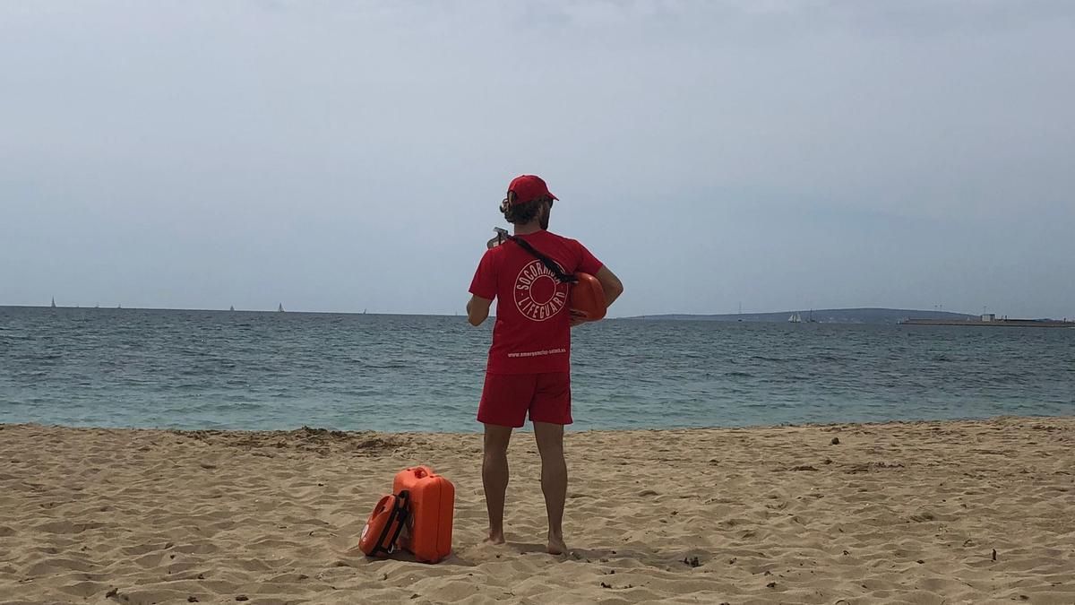 Die Rettungsschwimmer sperrten die Playa de Palma ab.