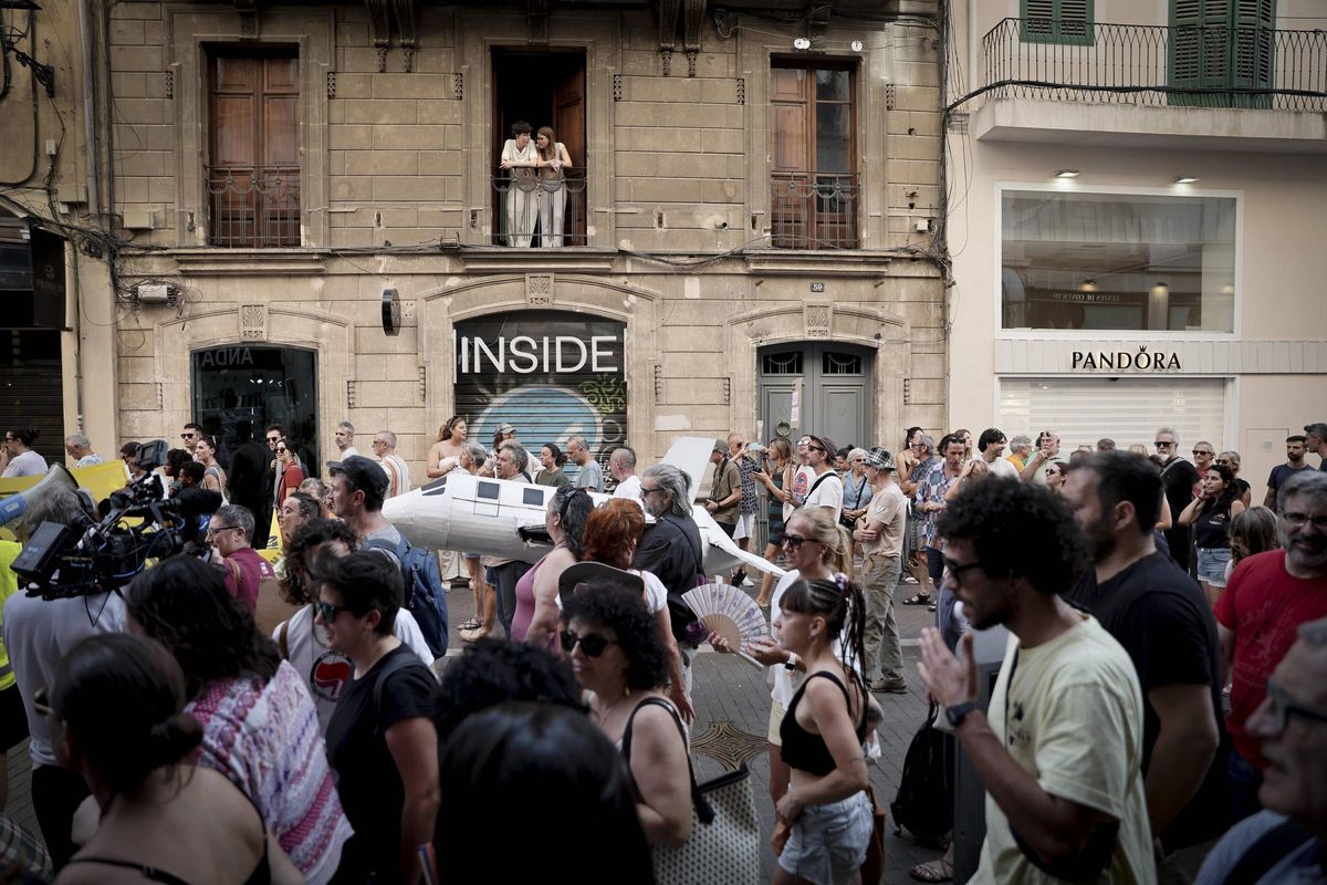 Manifestantes con la maqueta del jet privado que no falta en las protestas contra la saturación.