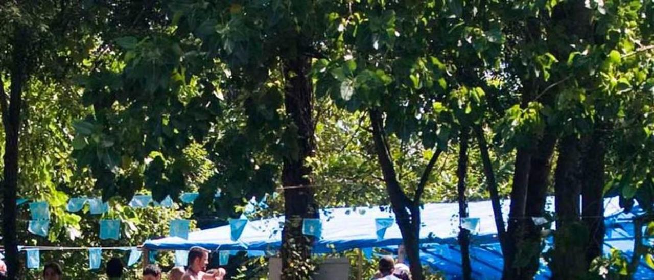 Turistas en un descanso del descenso del Sella en canoa.