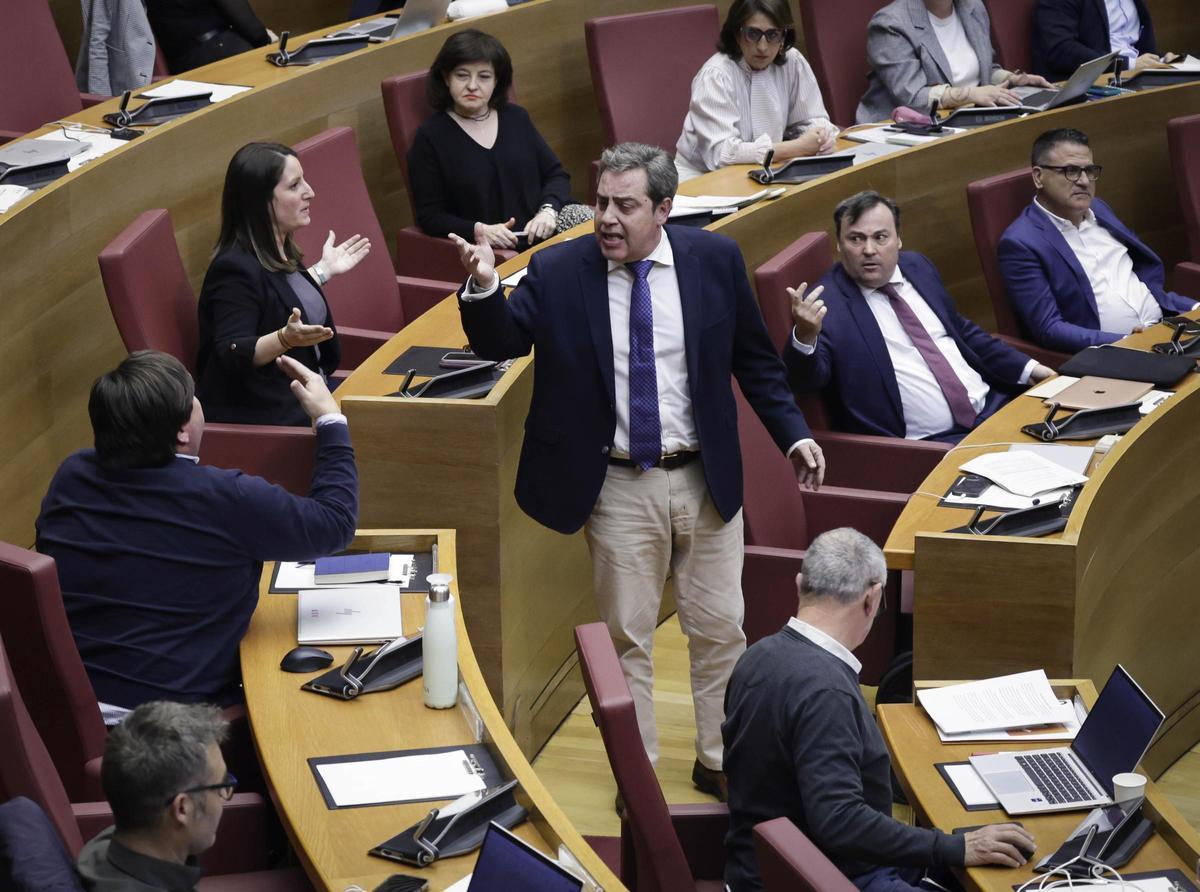 Bronca entre los diputados de Vox y Compromís tras el debate sobre la ley de la Renta de Inclusión, este miércoles.