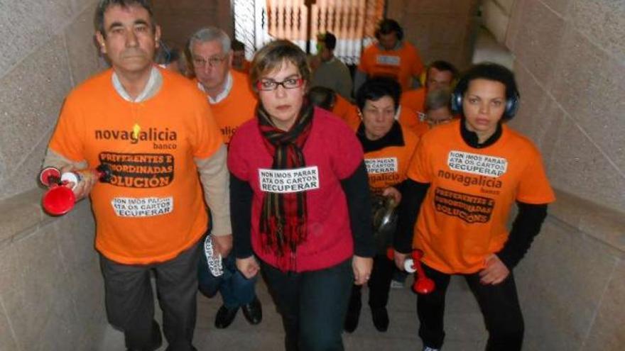 Un grupo de afectados con bocinas, ayer, tras la reunión con el alcalde y resto del gobierno local. // E.G.