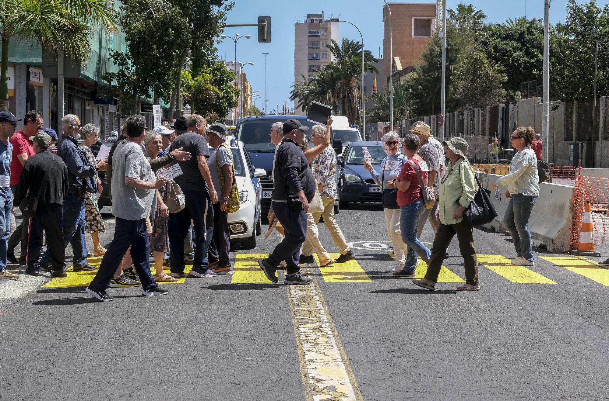 Manifestación de los vecinos de la Isleta que solicitan la apertura en doble sentido de la calle Doctor José Guerra Navarro.