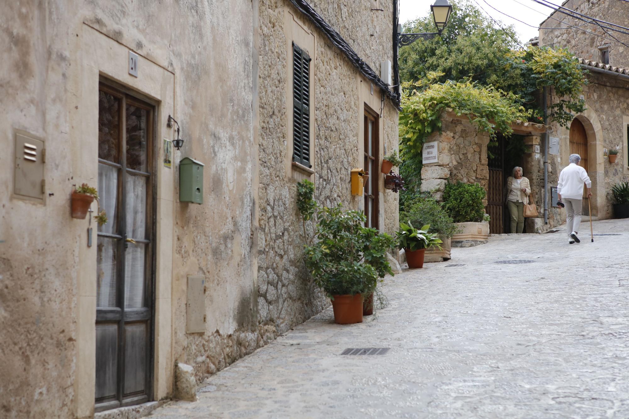 So sieht es in der Urlauberhochburg Valldemossa auf Mallorca zu Beginn der Nebensaison aus