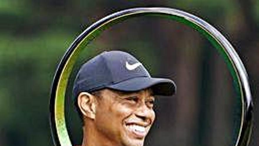 Woods, con el trofeo.