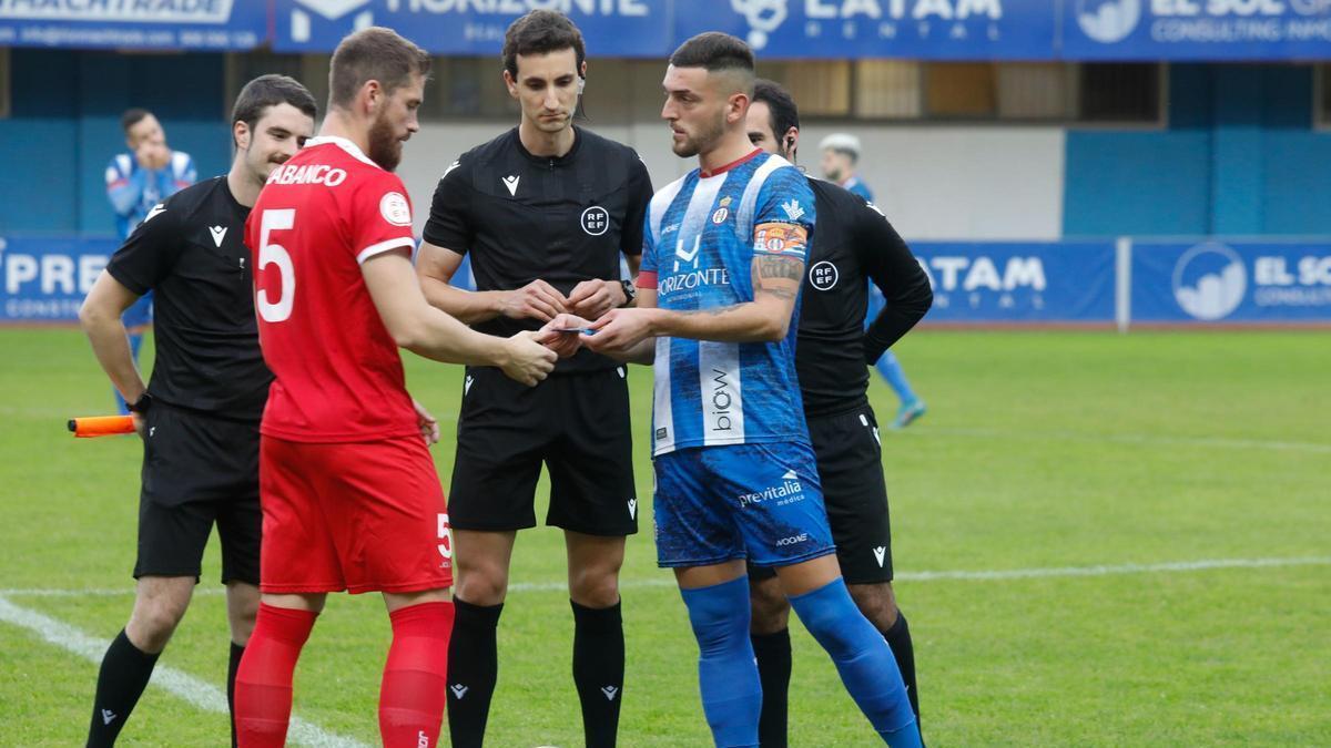 Alex Prendes, con el brazalete de capitán del Avilés en un derbi ante el Marino. | MARA VILLAMUZA
