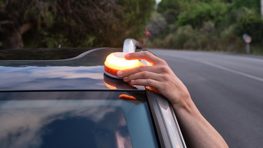 Lidl pone a la venta la luz de emergencia que exige llevar en el coche la DGT a un precio increíble