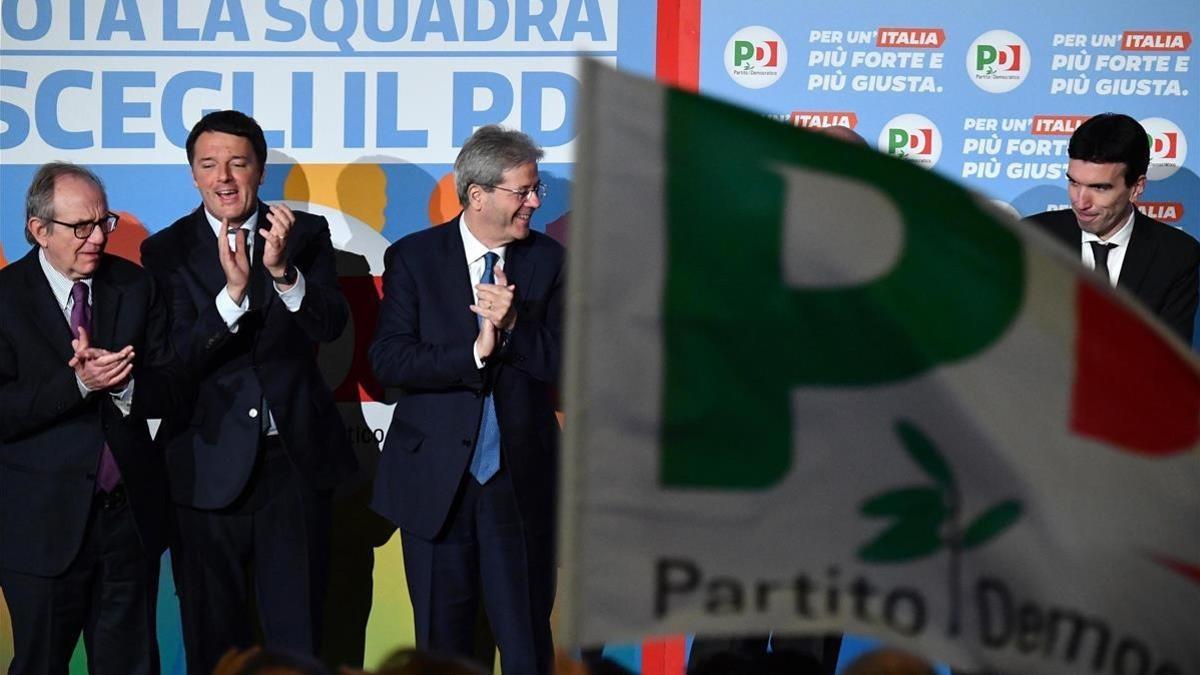 Renzi y Gentilioni, en un acto electoral del PD, el 27 de febrero.