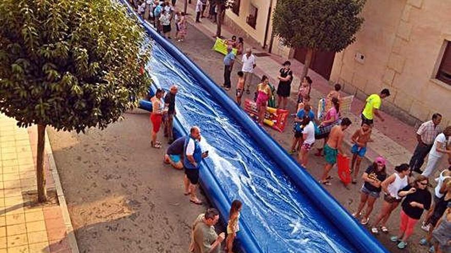 Una atracción de agua en las fiestas del verano, en Castrogonzalo.