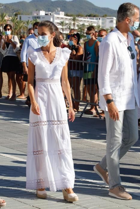 La Reina Letizia, en Ibiza con el vestido de la diseñadora Charo Ruiz