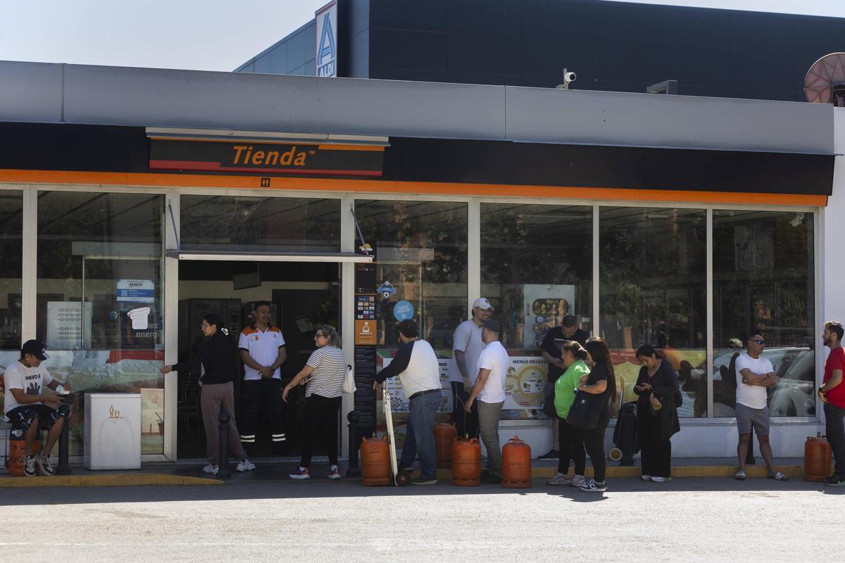 Colas para comprar butano el 28 de abril de 2025 en València