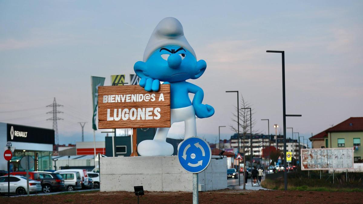 El pitufo gigante de Lugones: así es la espectacular figura que da la bienvenida en Siero